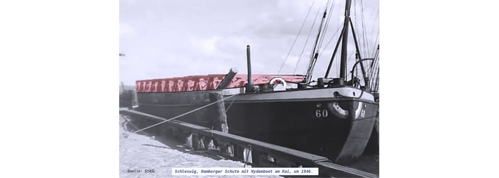 Das Nydamboot-1946 in einer Schute in Schleswig